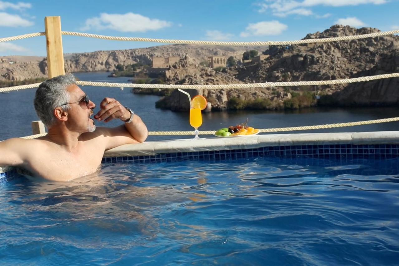 Benben By Dhara Hotels - Adults Only Asszuán Kültér fotó A man relaxing in a swimming pool