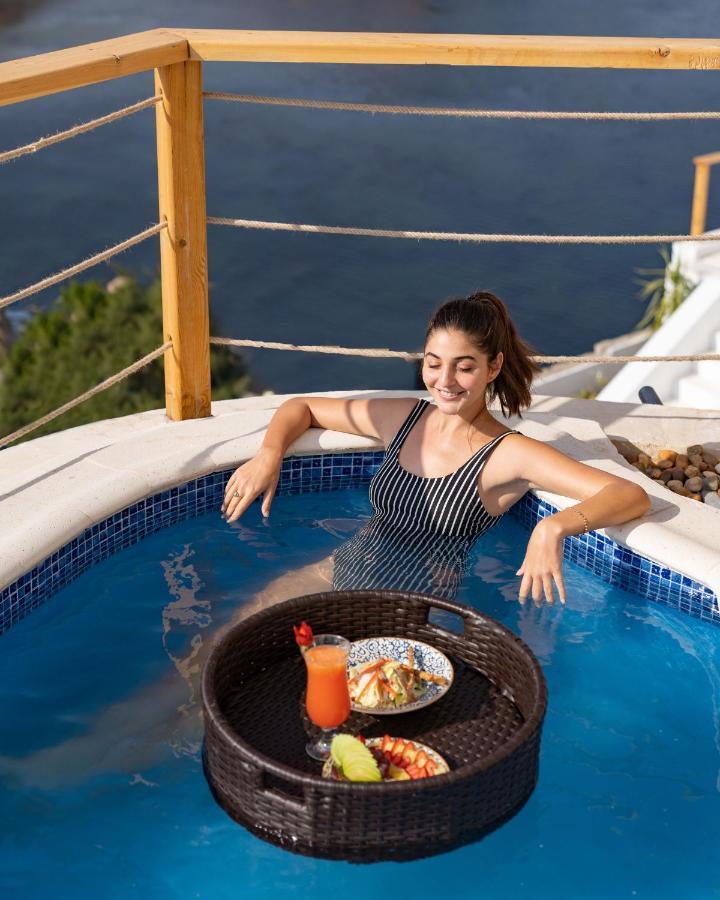 Benben By Dhara Hotels - Adults Only Asszuán Kültér fotó A woman in a swimming pool