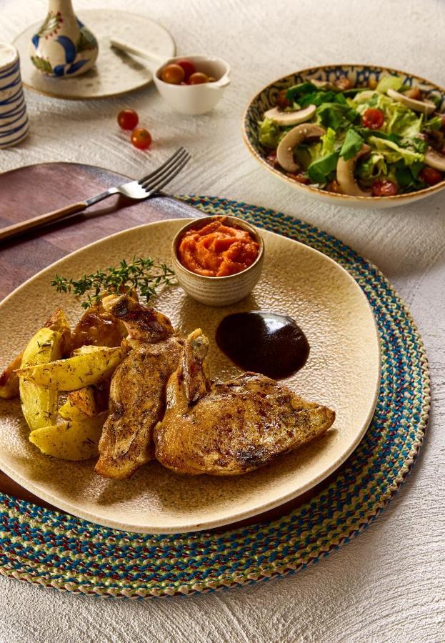 Benben By Dhara Hotels - Adults Only Asszuán Kültér fotó A plate of chicken and potatoes