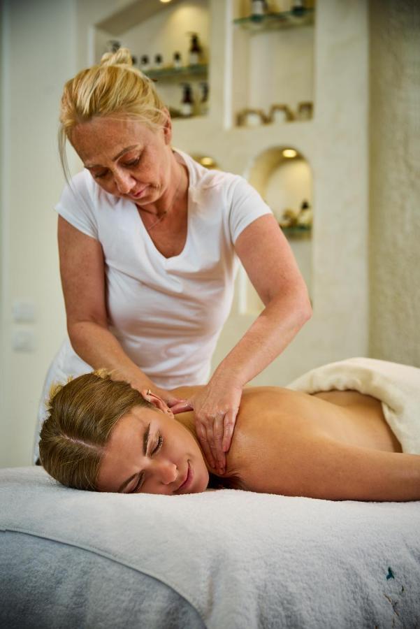 Benben By Dhara Hotels - Adults Only Asszuán Kültér fotó A massage therapist treating a patient
